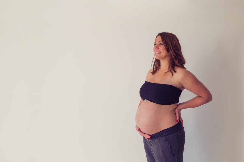photographe-grossesse-seance-femme-enceinte-studio-tours-entre-nous-photographie-charlotte-005