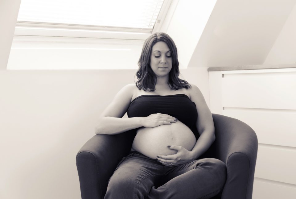 photographe-grossesse-seance-femme-enceinte-studio-tours-entre-nous-photographie-charlotte-022