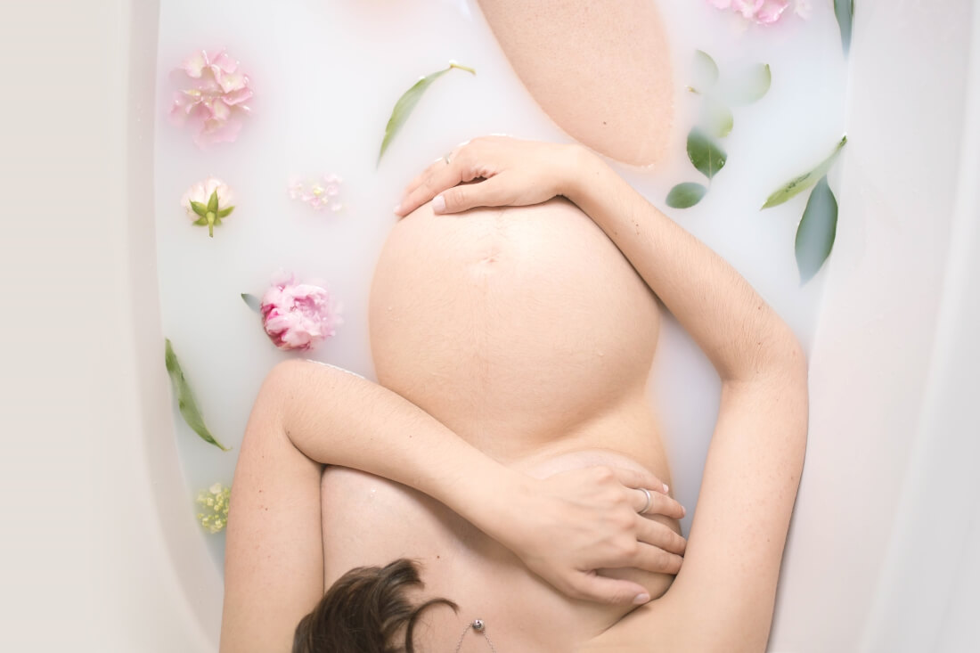 Séance photo grossesse bain de lait - Milkbath Entre Nous Photographie