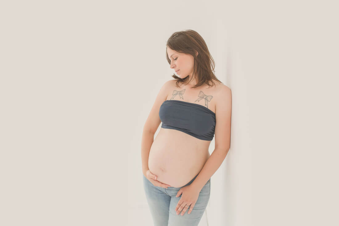 Photos de maternité - photographe grossesse en studio à tours - Entre Nous Photographie