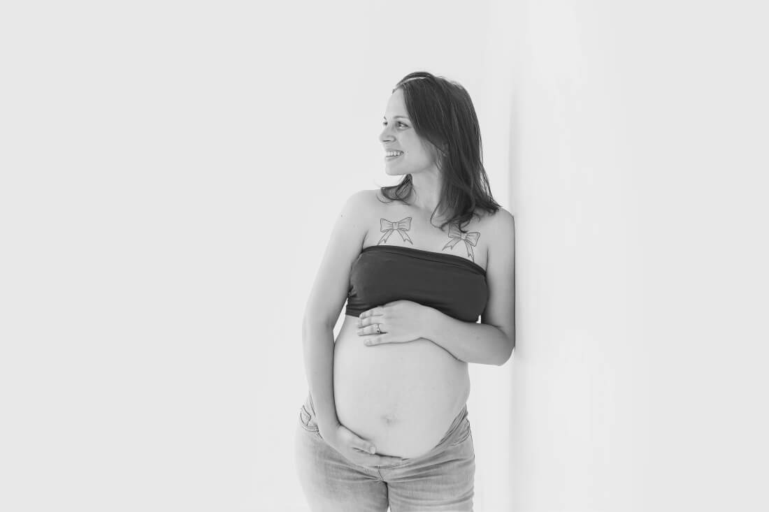 Photos de maternité - photographe grossesse en studio à tours
